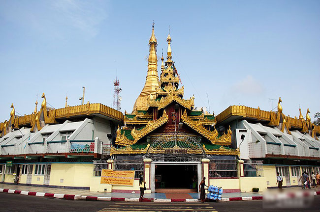 司雷宝塔，佛塔周围围着许多雕像，最引人注意的是缅甸的生肖雕塑。