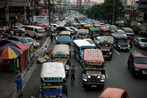 在菲律宾发工资那天的街道“水泄不通